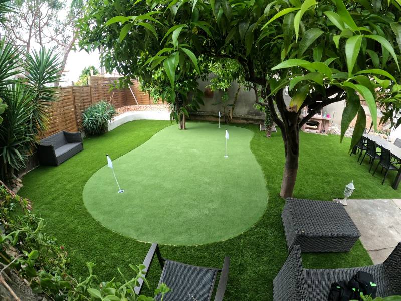 Création d'un green de golf avec roulement de balle optimal à Cannes dans la cour d'un particulier