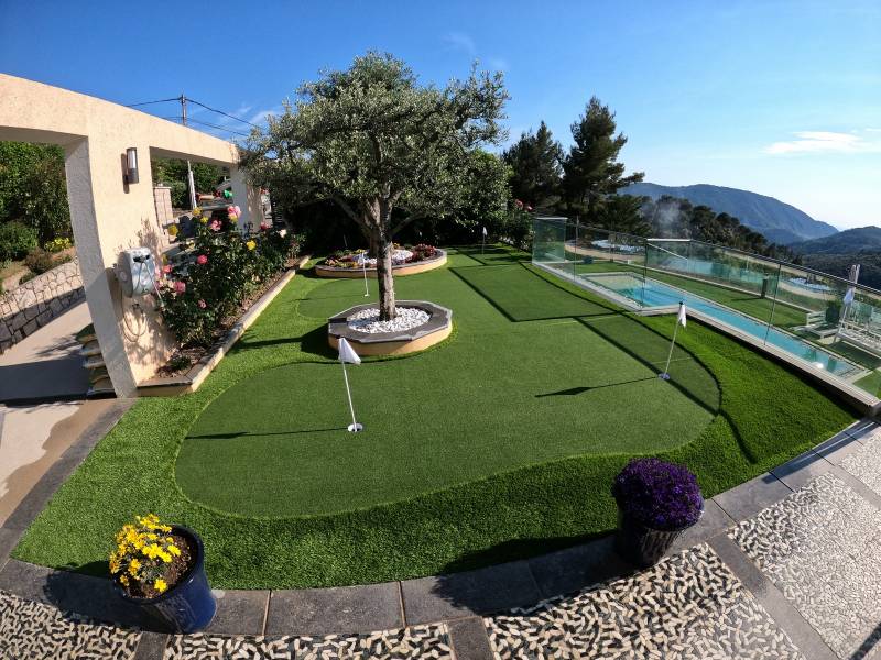 Mise en place d'un putting green en gazon synthétique original à Monaco chez un particulier