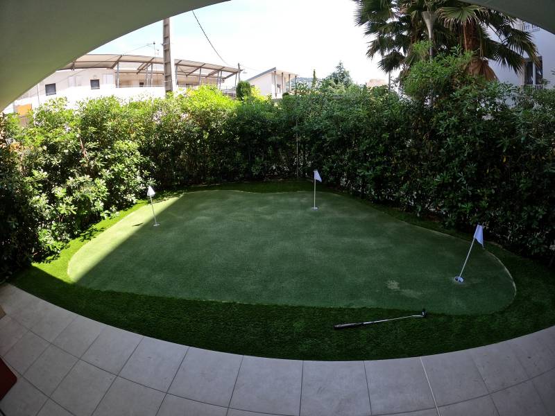 Réalisation d'un putting green sur-mesure à Cannes chez un professionnel de santé pour la rééducation des patients