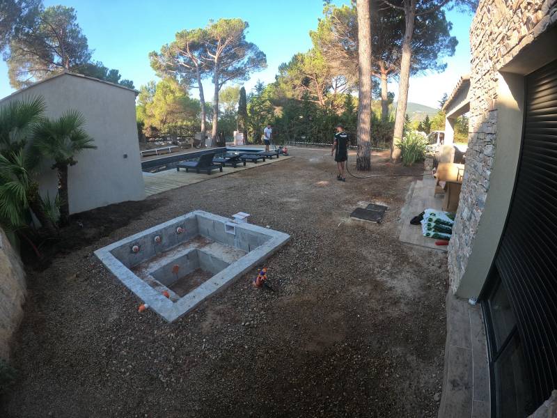 Mise en place d'un gazon synthétique dans le jardin d'une maison neuve à Saint-Maxime