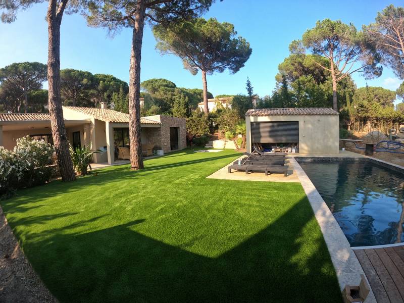 Mise en place d'un gazon synthétique dans le jardin d'une maison neuve à Saint-Maxime