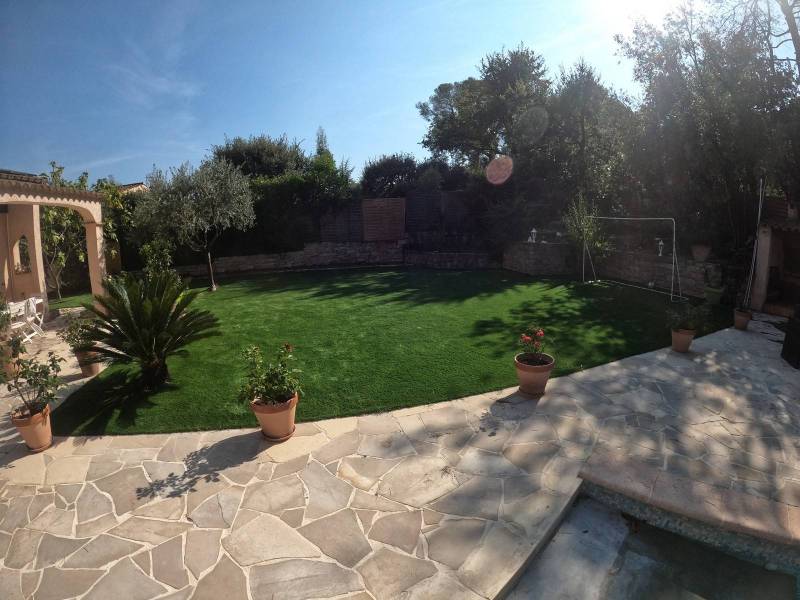 Vente et installation de gazon synthétique haut de gamme à Puget-sur-Argens : faites confiance à Sud Gazon !