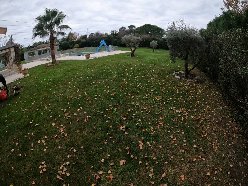 Installation d'un putting green de 100m² dans le jardin d'un particulier sur les hauteurs de Mougins à côté de Cannes