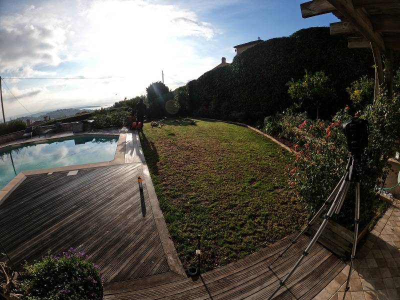 Mise en place de 200m² d'une pelouse synthétique de qualité supérieure sur un jardin près d'une terrasse en bois à côté de Cannes