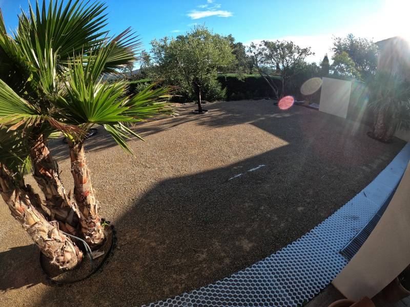 Réalisation d'un putting green privé sur un terrain en gazon synthétique à Saint-Raphaël