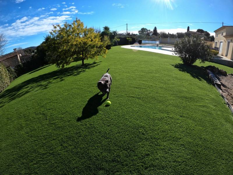Interview de notre client pour la réalisation de 600m² de gazon synthétique dans son jardin à Grasse