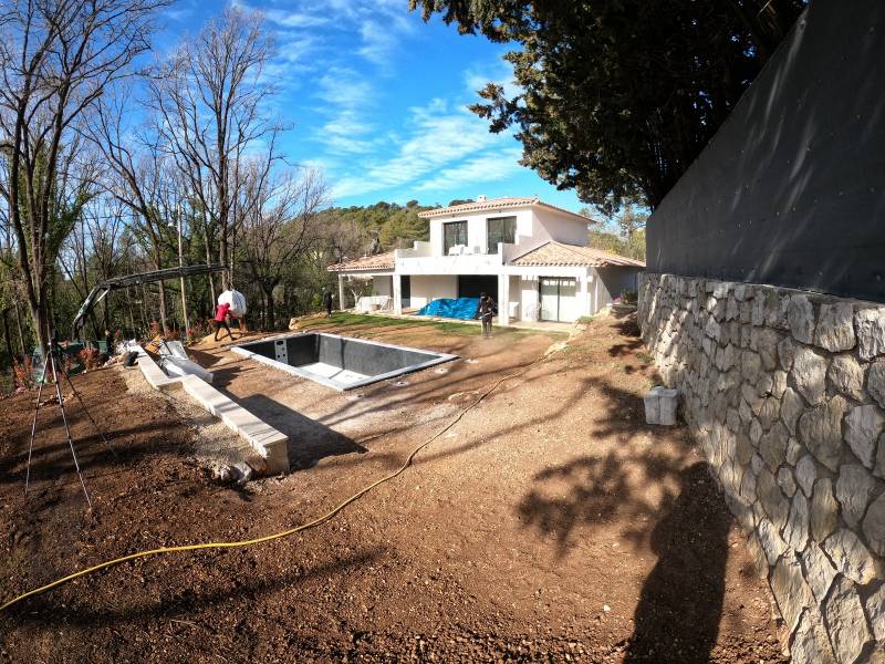 Création d'un tour de piscine en synthétique dans un jardin en pente de 250m² avec notre gazon de qualité supérieure à Roquefort les Pins près de Grasse (06)