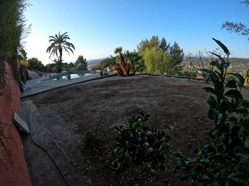 Réalisation de 355m² d'un jardin en restanques avec notre gazon synthétique très dense au rendu naturel à Draguignan dans le Var