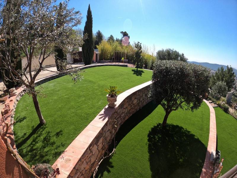 Gazon synthétique en restanque jardin à Draguignan en Paca