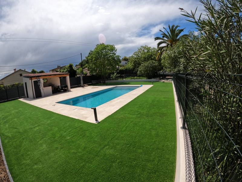 Pose de 170m² de gazon artificiel très dense, agréable au toucher et doux autour d'une piscine dans une villa à Grasse, dans les Alpes Maritimes