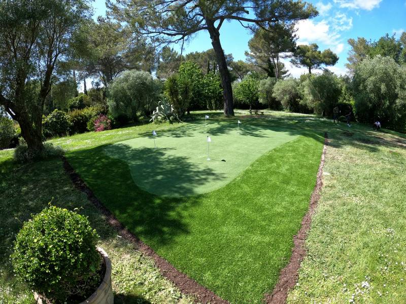 Mise en place de 120m² de putting green haut de gamme dans une grande propriété à Mougins près de Cannes