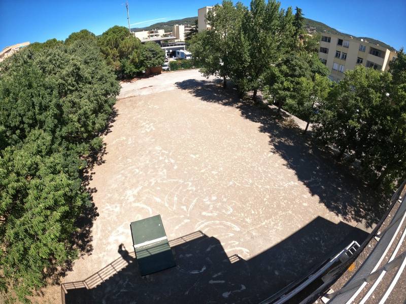 Cour d'école végétalisée en gazon synthétique à Draguignan pour l'Université de Toulon dans le Var : un jardin artificiel pour les étudiants