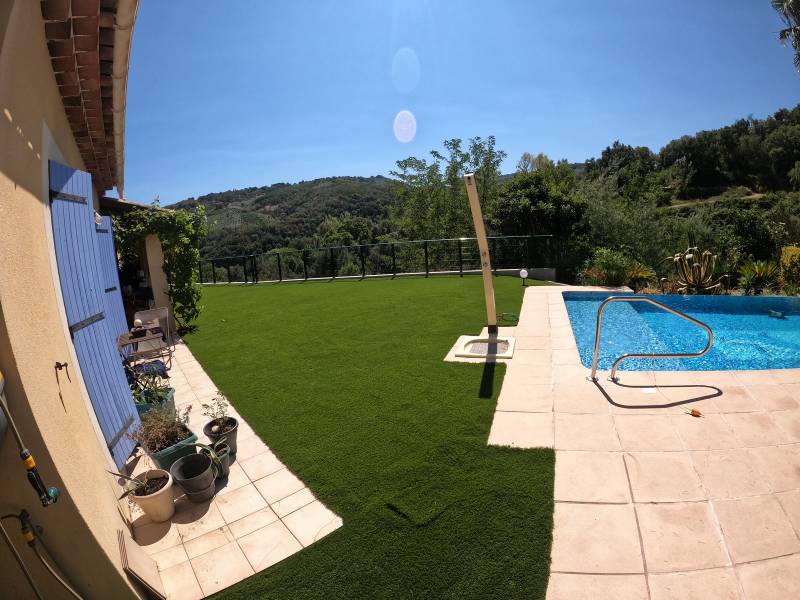 Avant/Après de gazon synthétique, autre vue de la piscine de notre client dans les Alpes Maritimes