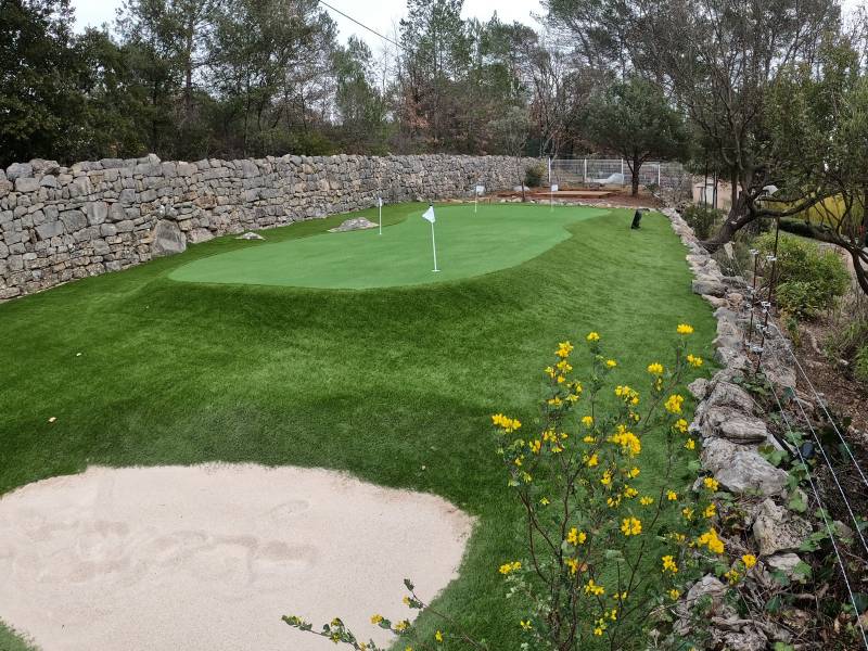 Réalisation d'un putting green synthétique avec bunker et d'un terrain de pétanque vers Draguignan dans le Var