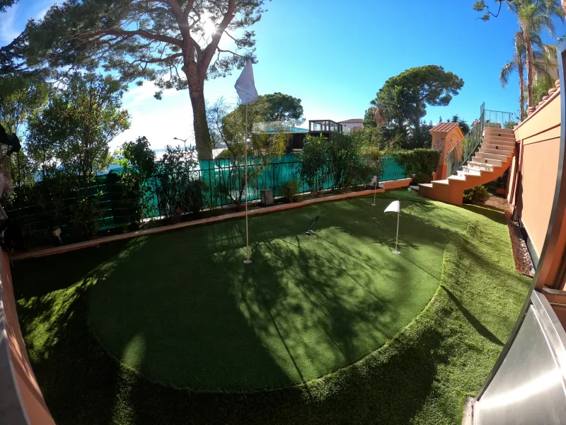 Création d'un putting green personnalisé de 60m² à Nice et pré-green de 40mm idéal pour le chipping