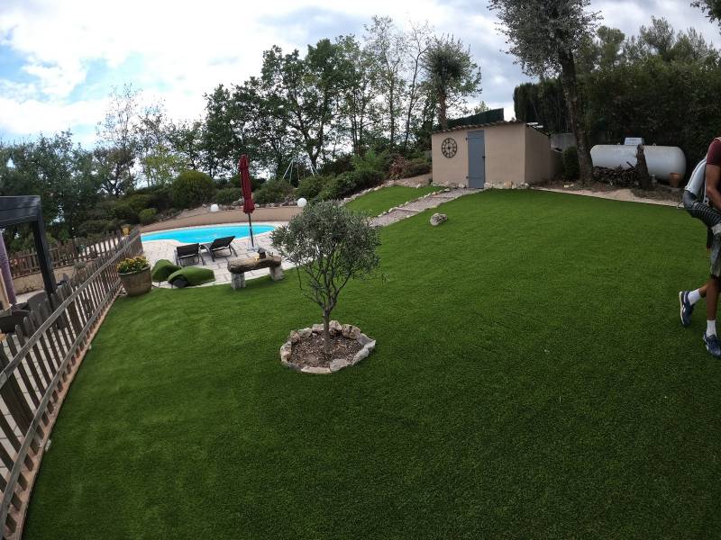 Pose de pelouse artificielle sur talus en région de Nice