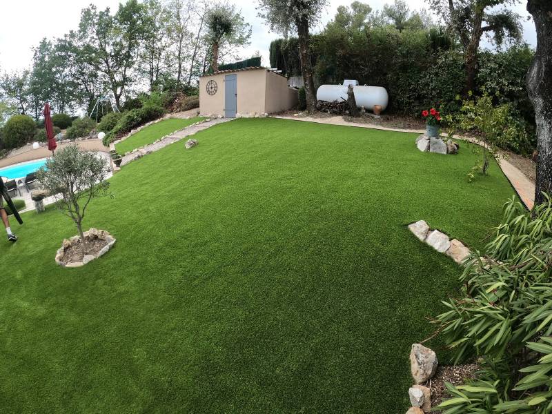 Installation de gazon artificiel sur terrain incliné
