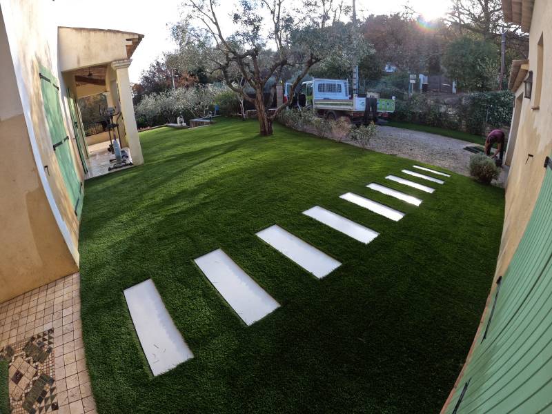 Pose de gazon synthétique haut de gamme sur Nice 06 : la garantie de la qualité avec Sud Gazon !