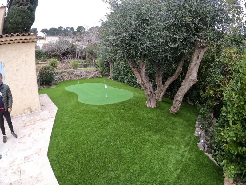 Réalisation de 40m² de putting green et 110m² de gazon synthétique 35mm à Vallauris près d'Antibes