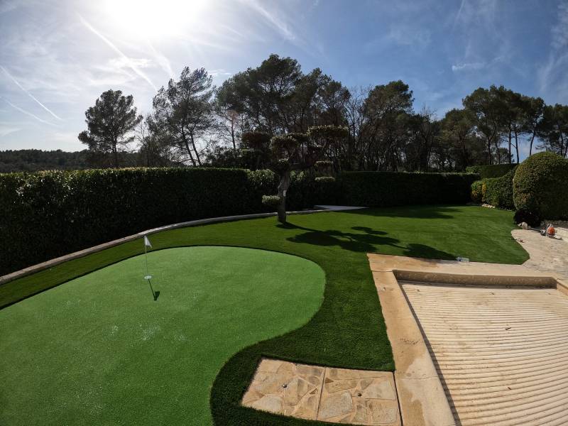 Installation d'un putting green de golf de 55 m² près d'une piscine à Valbonne, puis du jardin en gazon artificiel