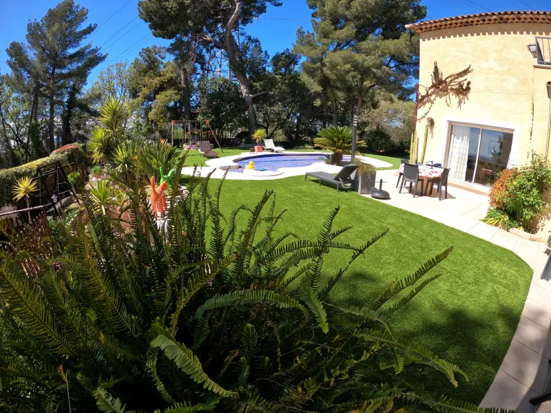 Pose de 240 m² de gazon synthétique AZUR 40 mm à Mougins dans les Alpes-Maritimes, pour un rendu très naturel