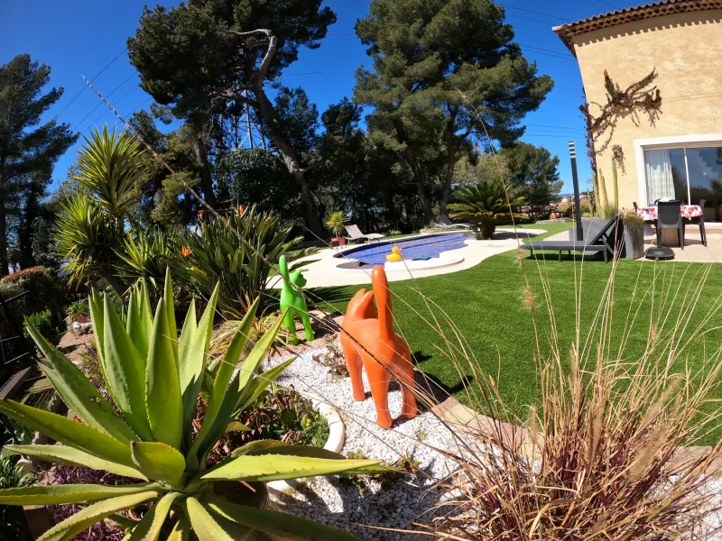 Pose de 240 m² de gazon synthétique AZUR 40 mm à Mougins dans les Alpes-Maritimes, pour un rendu très naturel