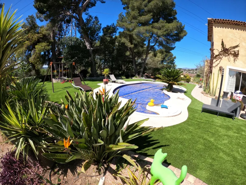 Contour de piscine en gazon synthétique AZUR 40 mm à Mougins, Alpes-Maritimes