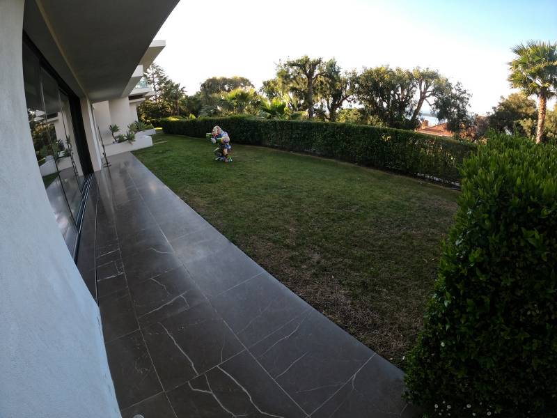 Création d'un putting green de 80m² à Super Cannes, d'un terrain de pétanque et de 400m² de jardin en gazon artificiel luxe