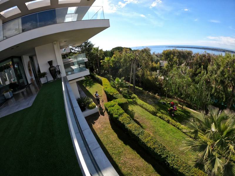 Pose d'un gazon synthétique de luxe pour jardin dans une villa standing à Cannes (quartier Super Cannes), sur 235m²