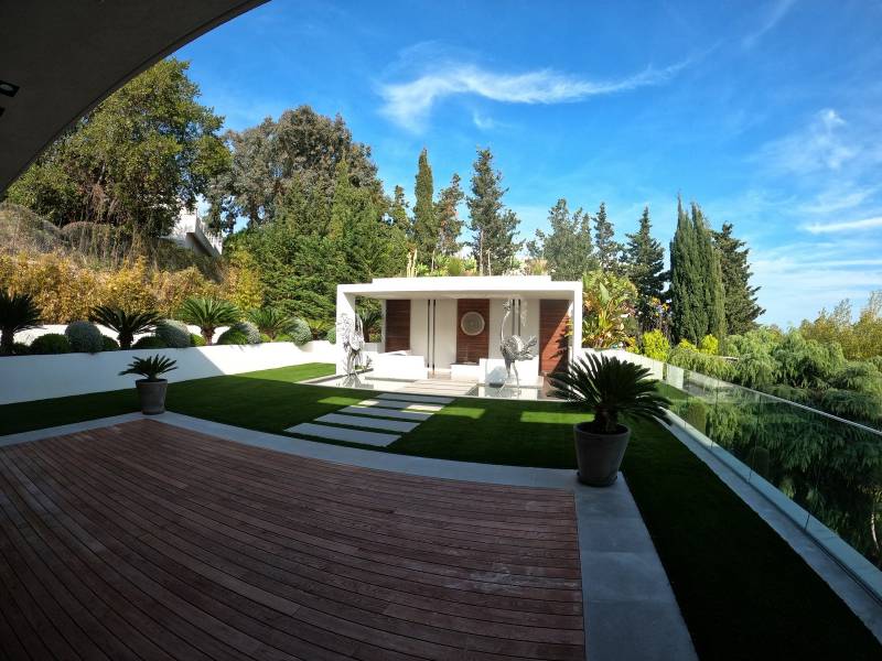 Pose d'un gazon synthétique de luxe pour jardin dans une villa standing à Cannes (quartier Super Cannes), sur 235m²