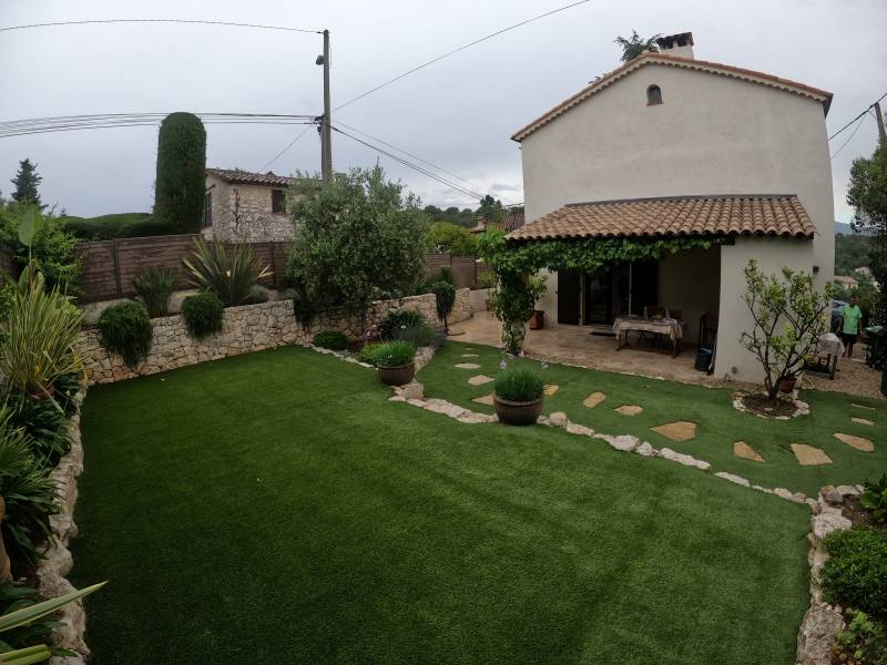 Gazon synthétique Var pour jardin paysager