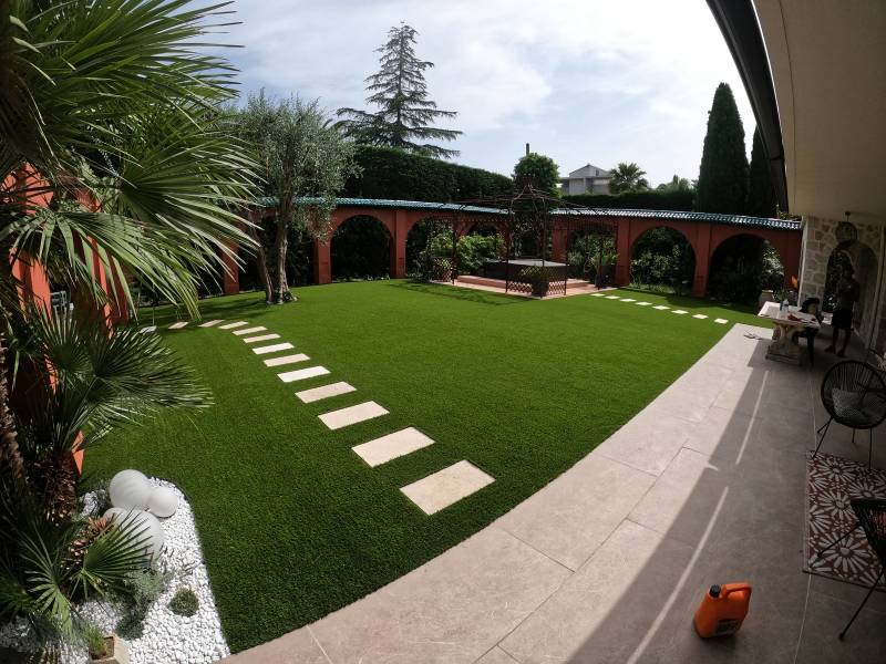 Vue d'ensemble gazon synthétique 45 mm 270 m² Antibes architecture mauresque pergola
