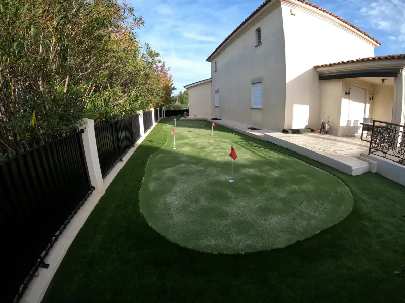 Réalisation d'un putting green de 60m² à Peymeinade et gazon synthétique d'ornement 45mm haut de gamme près d'Antibes (06)