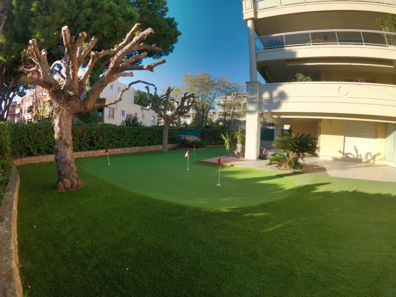 Aménagement d'un jardin à Saint Laurent du Var près de Nice (06) : pose de 223 m² de gazon synthétique LUXE 45 mm haut de gamme avec putting green intégré