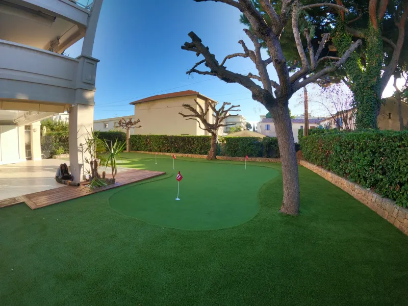 Aménagement d'un jardin à Saint Laurent du Var près de Nice (06) : pose de 223 m² de gazon synthétique LUXE 45 mm haut de gamme avec putting green intégré
