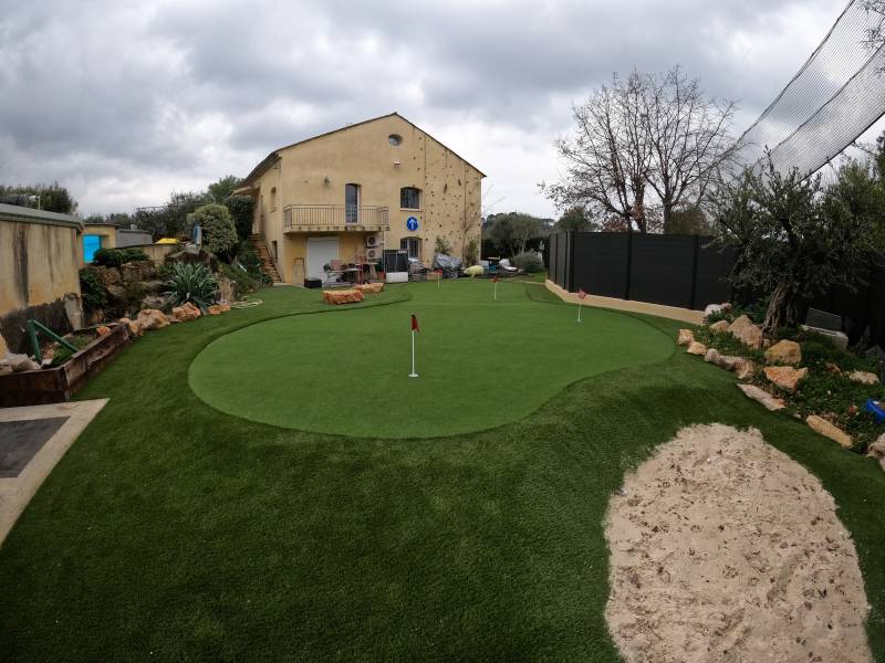 Conception d'un magnifique putting green de 120m² réalisé à Valbonne, dans le 06, entouré de 155m² de gazon LUXE 45mm