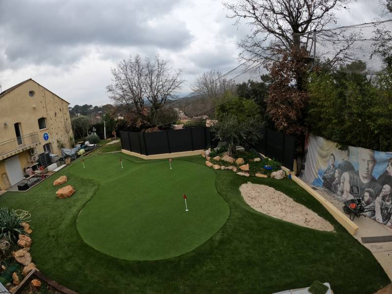 Conception d'un magnifique putting green de 120m² réalisé à Valbonne, dans le 06, entouré de 155m² de gazon LUXE 45mm
