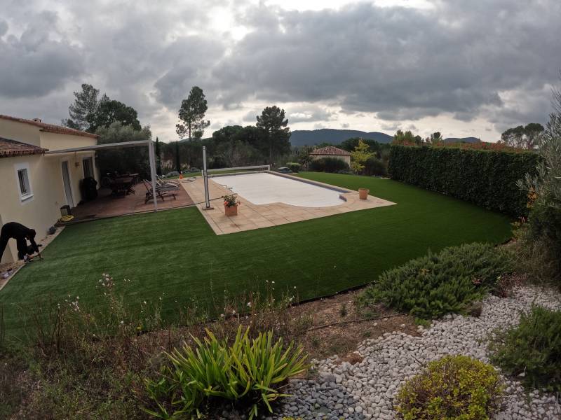 Résultat final installation gazon synthétique ROYAL 40mm 240m² tour de piscine Bagnols-en-Forêt