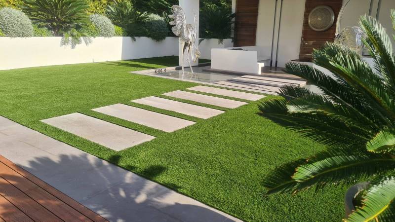 Votre gazon synthétique à Villeneuve-Loubet : pose professionnelle et devis gratuit