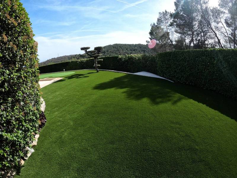Création de jardin en gazon synthétique dans le Var : un extérieur vert toute l’année, sans contraintes