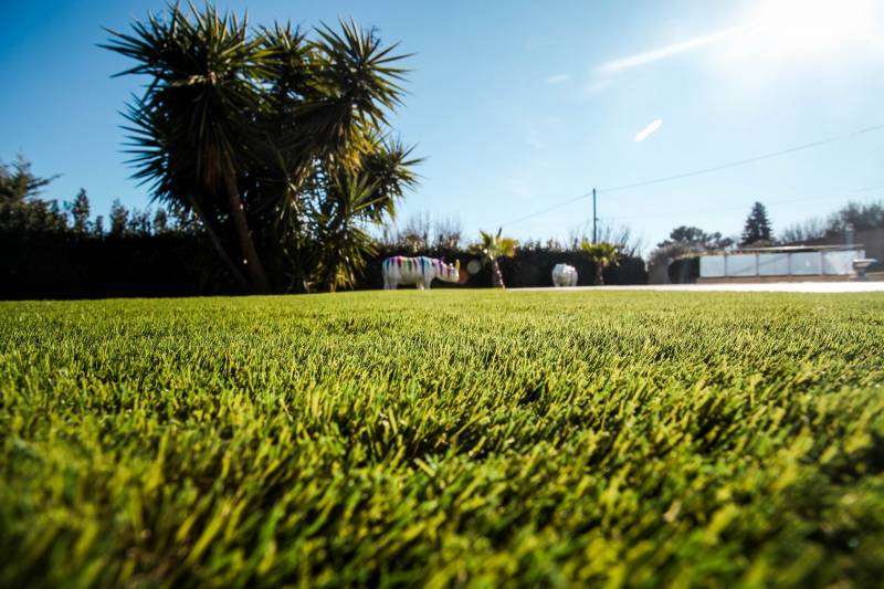 Interview de notre client pour la réalisation de 600m² de gazon synthétique dans son jardin à Grasse