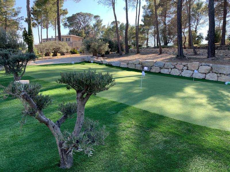 Réalisation d'un putting green artificiel de grande dimension à Manosque dans les Alpes de Haute Provence