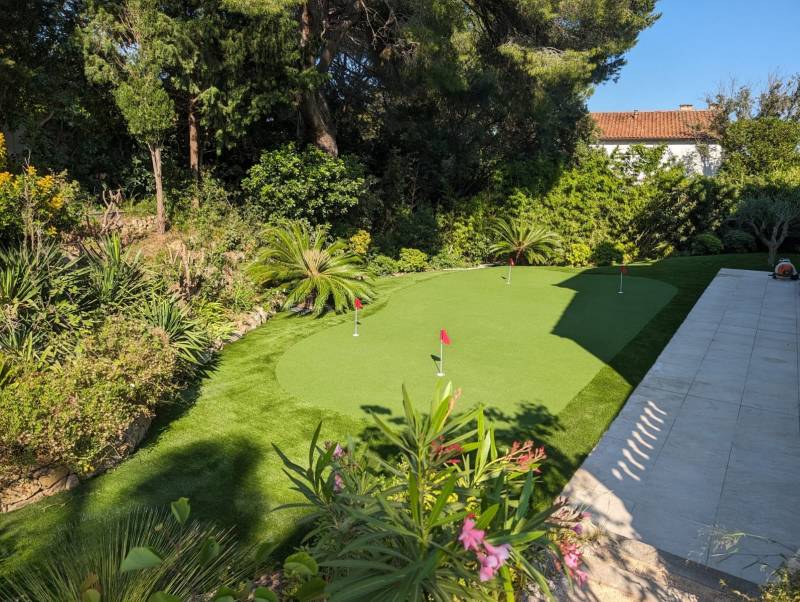 Spécialiste du putting green synthétique, découvrez le résultat pour ce particulier à Fréjus