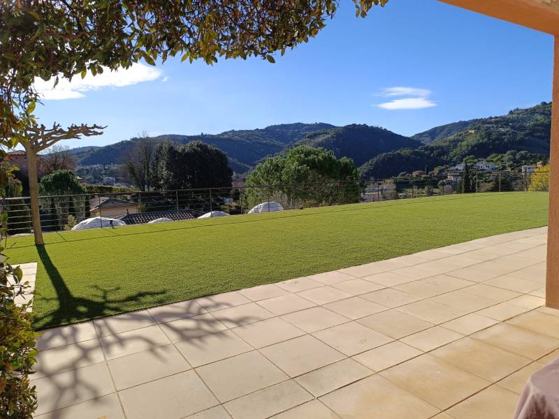 Création de jardin et contour de piscine sur 220 m2 à Auribeau en gazon synthétique de qualité