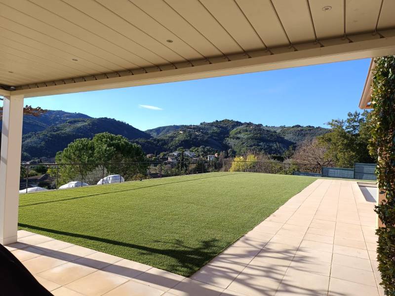 Réalisation d'un superbe espace en gazon synthétique de 220m² à Auribeau sur Siagne près de Cannes, pour une villa sur les hauteurs