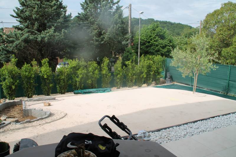 Pose de 140m² de gazon synthétique ROYAL 40mm pour une maison neuve à Châteauneuf