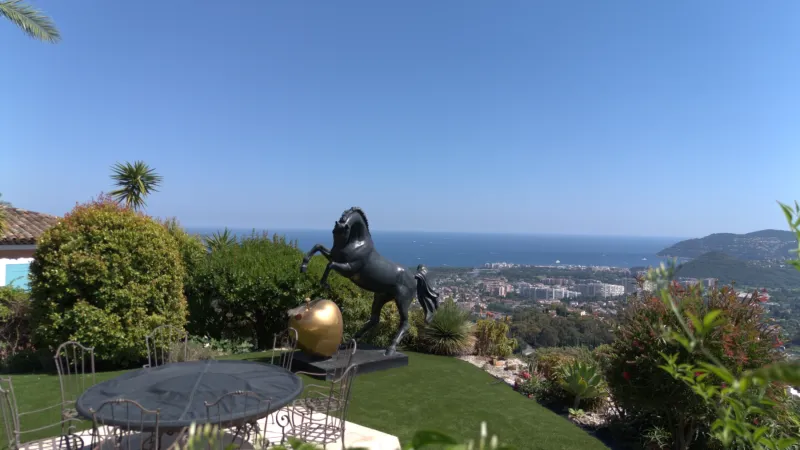 Gazon synthétique Azur 40 mm posé autour d'une sculpture de bronze face à la baie de La Napoule, réalisation Sud Gazon à Mandelieu