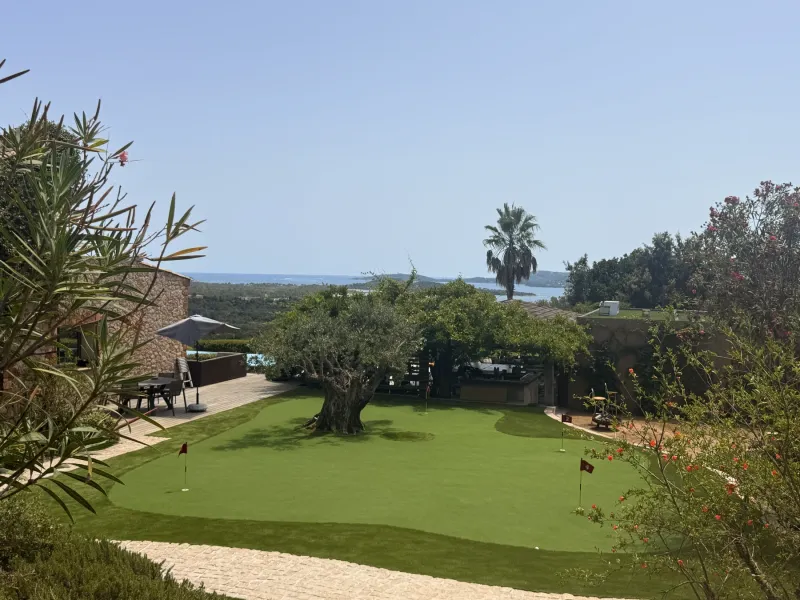 Green de golf en gazon synthétique avec vue mer à Porto-Vecchio, réalisé autour d'un olivier centenaire