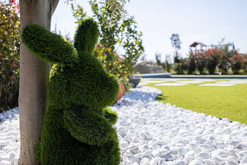 Témoignage d'un de nos clients à La Roquette sur Siagne, près de Cannes, pour un tour de piscine et jardin avec inserts de pavés en pierre