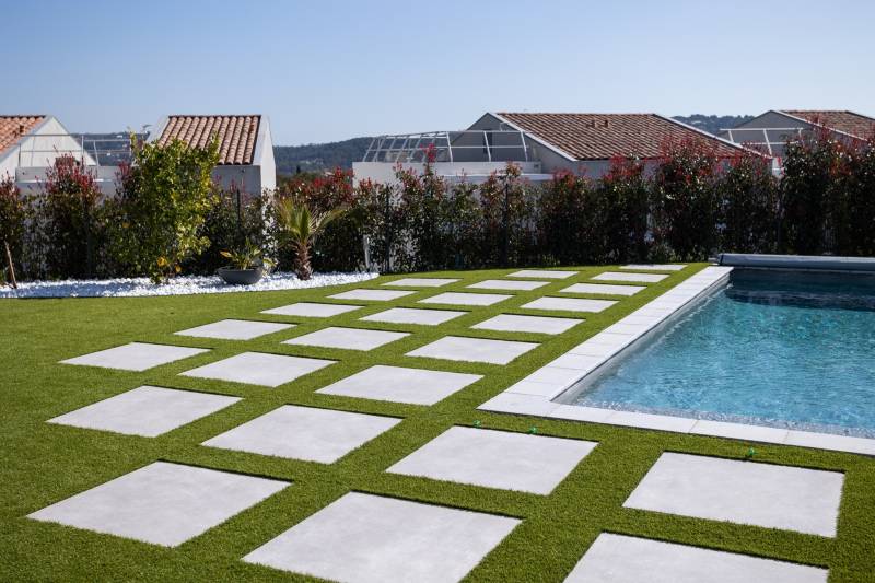 Témoignage d'un de nos clients à La Roquette sur Siagne, près de Cannes, pour un tour de piscine et jardin avec inserts de pavés en pierre